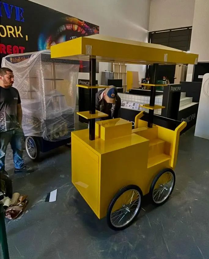 Carrinho de ativação em metal, na montagem do evento