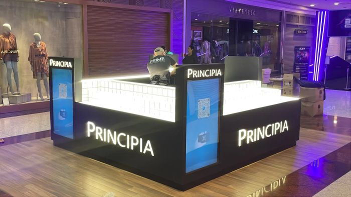 Quiosque para shopping com letreiros iluminados